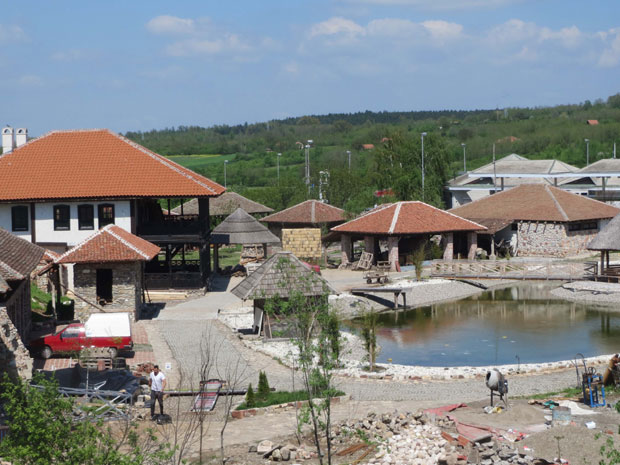 АТРАКЦИЈА: Брвнаре ничу крај ауто-пута, бачве за врачару и госте